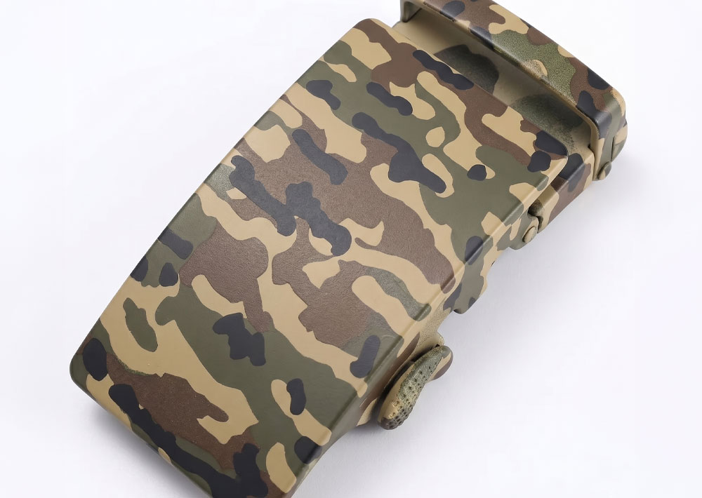 Fibbia per cintura in metallo con finitura camouflage verniciata