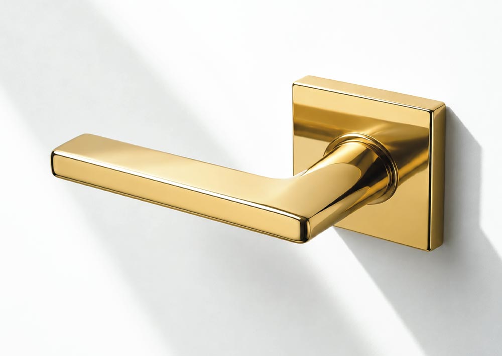 Maniglia per porta in metallo con finitura oro lucido