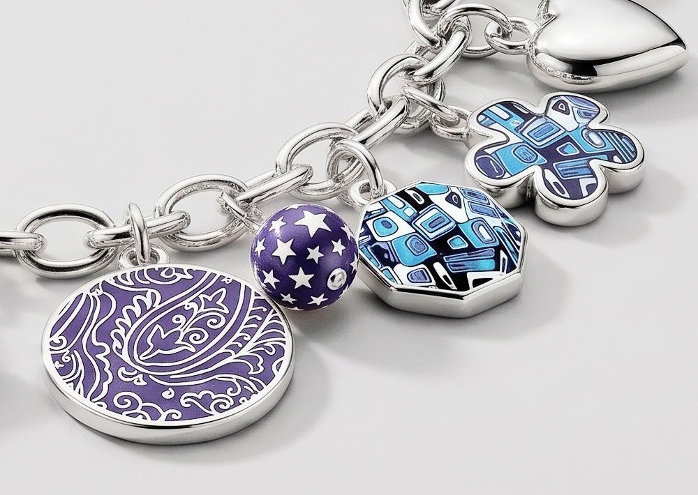 Bracciale con charms in argento decorati con smalto a freddo blu e viola