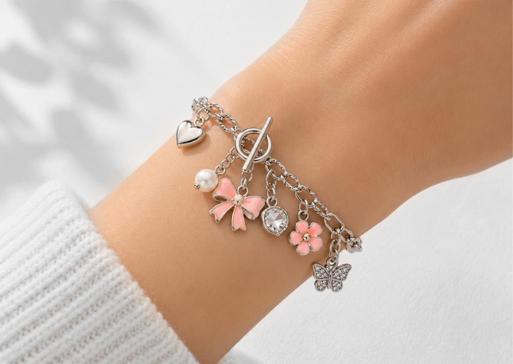 Bracciale con ciondoli smaltati rosa al polso