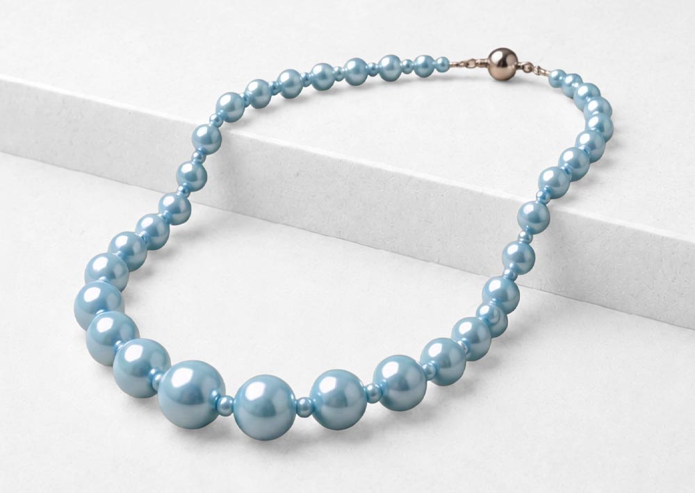 Collana di perle azzurre perlescenti